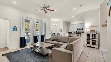 獨棟房屋, 多張床 (Beach Retreat) | 起居區 | 電視