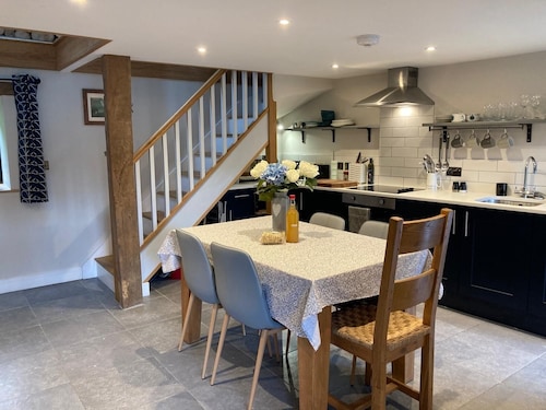 Cosy 2 bed barn in Bannau Brycheiniog national park, with outdoor patio. 