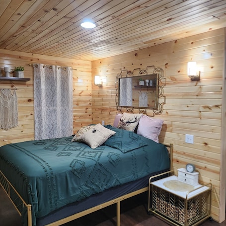 1 bedroom, free WiFi, bed sheets. Tiny Cozy Cottage in Edina, MO