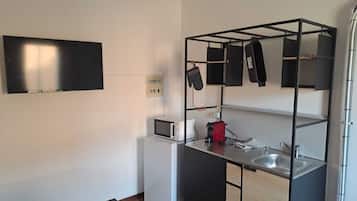 Deluxe Studio | Private kitchen | Coffee/tea maker, electric kettle