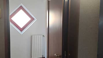 Estudio Deluxe | Cortinas opacas, tabla de planchar con plancha, wifi gratis