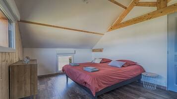 3 bedrooms, iron/ironing board, travel cot, WiFi