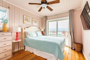 3 bedrooms, desk, iron/ironing board, free WiFi - Beachfront, Pet Friendly, Deep Covered Deck & Vacay Ready! (Jamaica Beach)