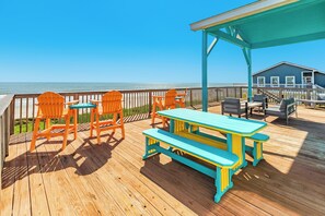 Outdoor dining - Beachfront, Pet Friendly, Deep Covered Deck & Vacay Ready! (Jamaica Beach)