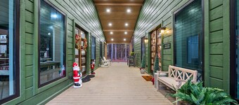 Spacious Retreat with Bunkhouse, Fire Pit, Hot Tub