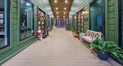 Spacious Retreat with Bunkhouse, Fire Pit, Hot Tub