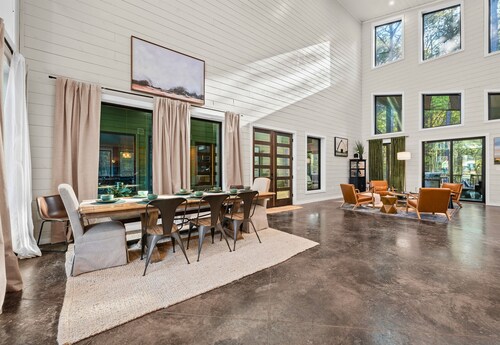 Spacious Retreat with Bunkhouse, Fire Pit, Hot Tub