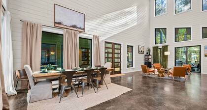 Spacious Retreat with Bunkhouse, Fire Pit, Hot Tub