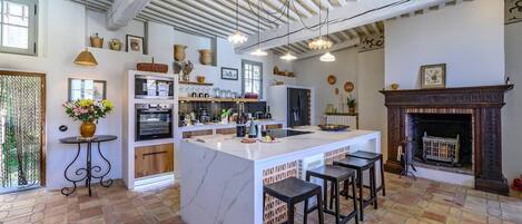 Micro-ondes, four, plaque de cuisson, lave-vaisselle