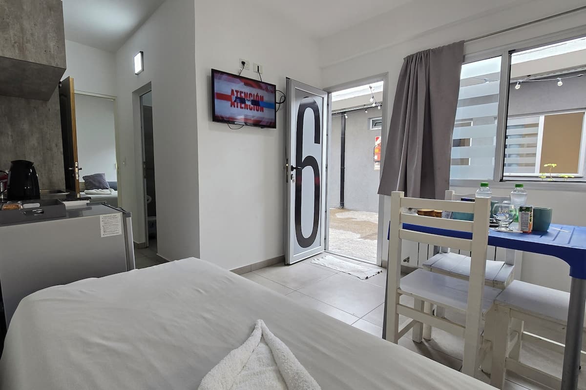 Standard Apartment, Garden View | Living area