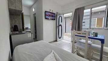 Standaard appartement, uitzicht op tuin | Woonruimte | Een 40-inch lcd-televisie met kabelzenders