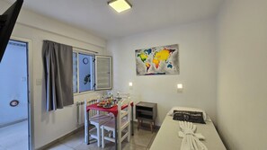 Căn hộ Tiêu chuẩn | Khu phòng khách | TV LCD 40-inch có truyền hình cáp 