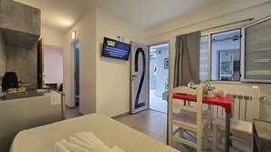 Standard Apartment | Living area | 40-inch LCD TV with cable channels - Verona Apart Hotel (Puerto Madryn)