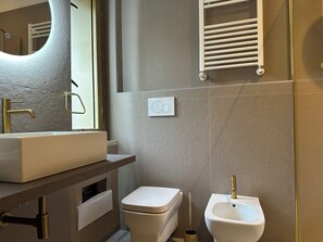 Shower, hair dryer, towels, soap - CconfortHotels R&B Murat Garden (Bari)