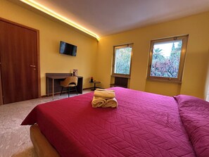 Desk, laptop workspace, soundproofing, iron/ironing board - CconfortHotels R&B Murat Garden (Bari)