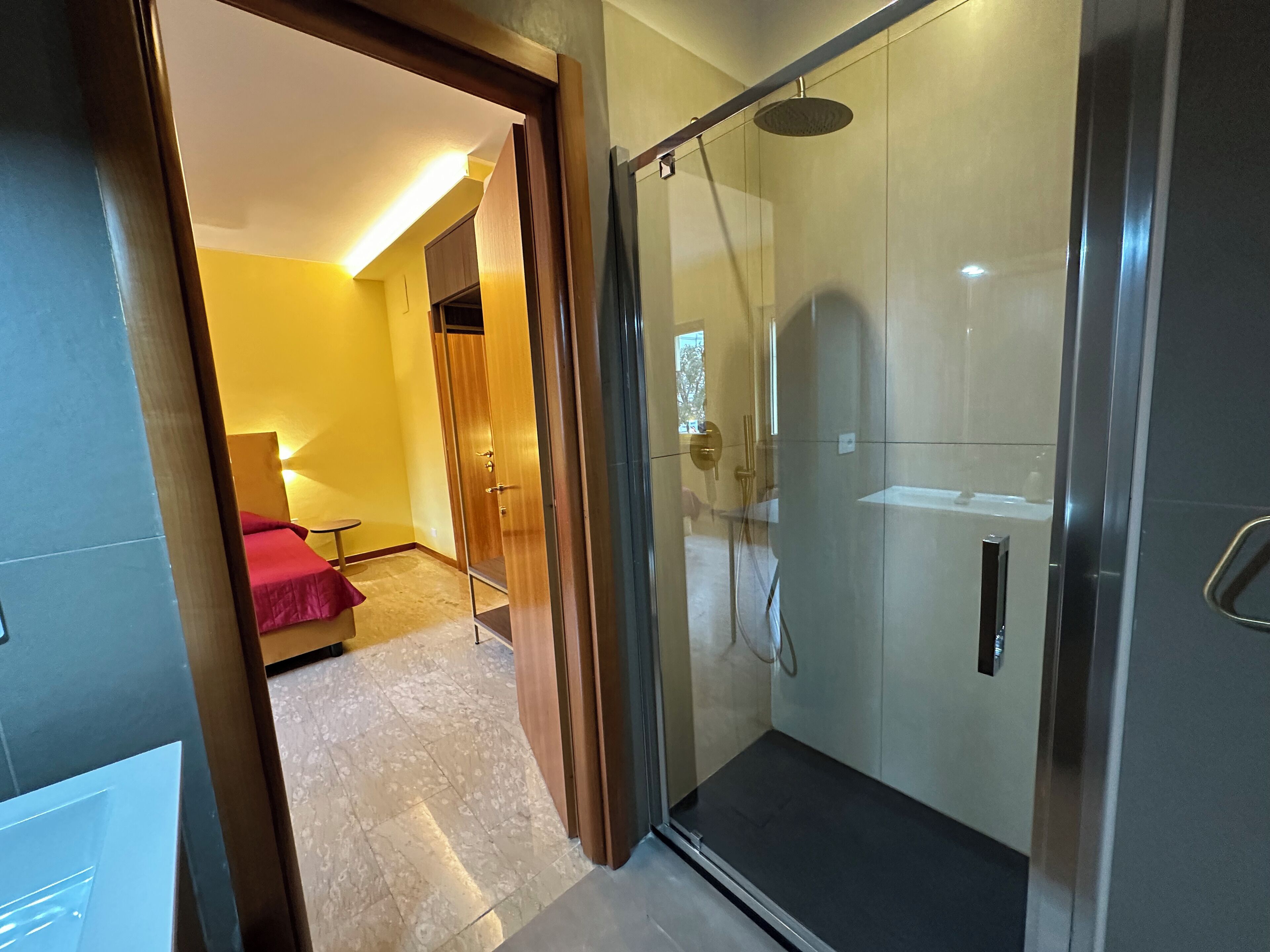 Ducha, secador de pelo, toallas, jabón