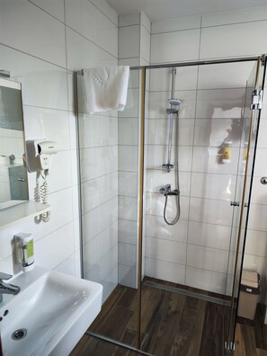 ห้องแฟมิลี่สำหรับสี่ท่าน | ห้องน้ำ | ฝักบัว, ของใช้ในห้องน้ำฟรี, ไดร์เป่าผม, ผ้าเช็ดตัว