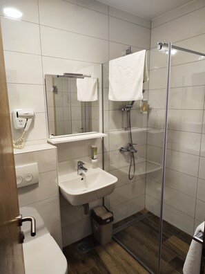 Business Double Room | Bathroom | Shower, free toiletries, hair dryer, towels - Tim Rooms (Velika Gorica)