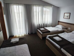 Family Quadruple Room | Desk, laptop workspace, free WiFi, bed sheets - Tim Rooms (Velika Gorica)