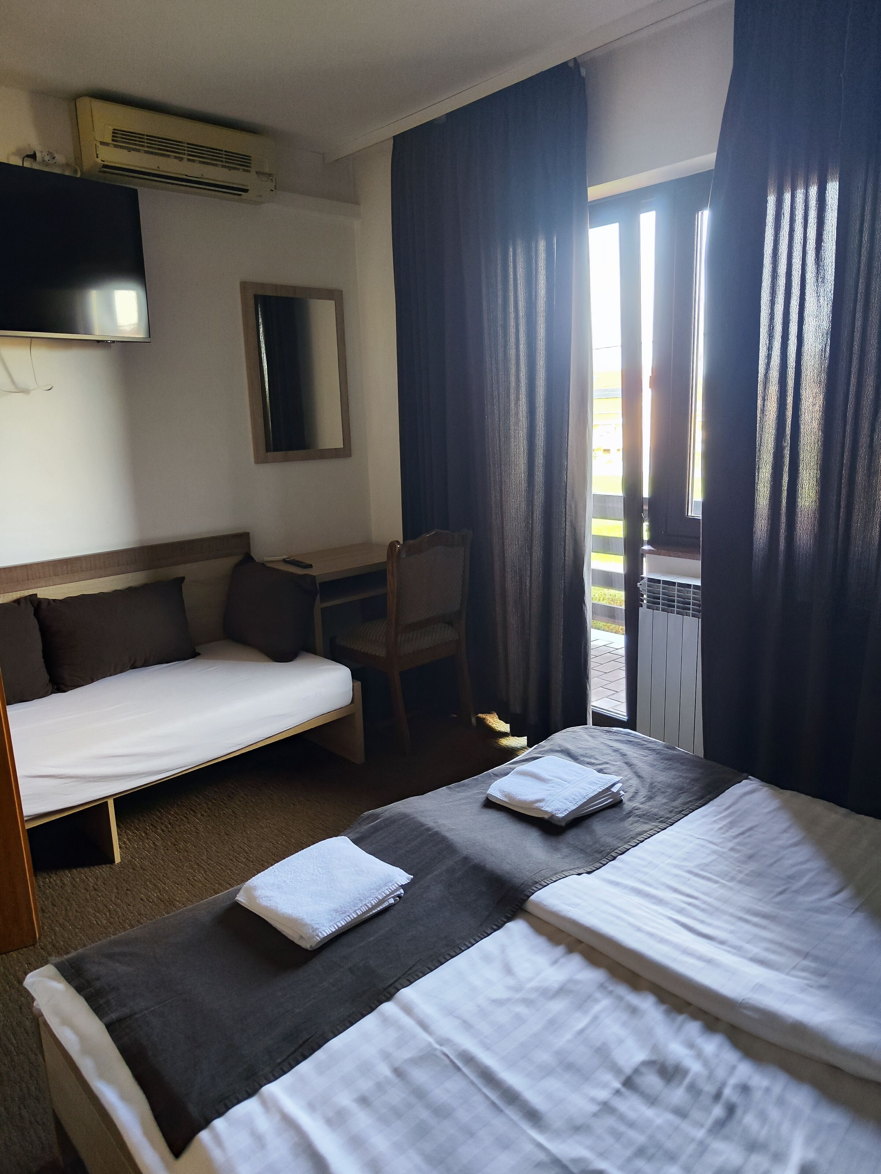 Habitación empresarial doble | Escritorio, espacio para trabajar con laptop y wifi gratis 