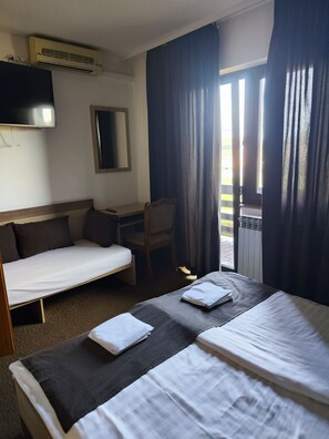 Bureau, espace de travail pour ordinateur portable, Wi-Fi gratuit