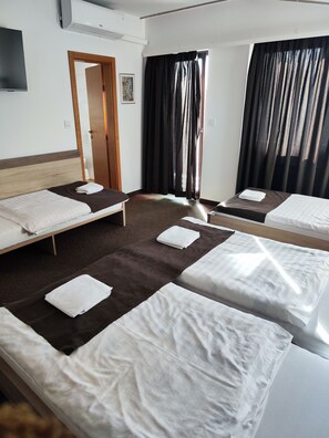Family Quadruple Room | Desk, laptop workspace, free WiFi, bed sheets - Tim Rooms (Velika Gorica)