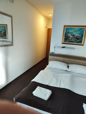 Business Double Room | Desk, laptop workspace, free WiFi, bed sheets - Tim Rooms (Velika Gorica)