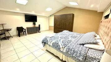 5 bedrooms, iron/ironing board, WiFi, bed sheets