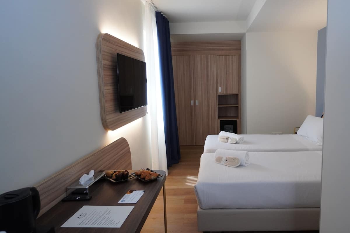 Familien-Suite, Hügelblick | Minibar, Zimmersafe, Schreibtisch, laptopgeeigneter Arbeitsplatz