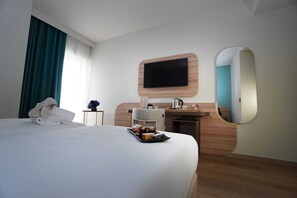 Caja de seguridad en la habitación, escritorio y cortinas blackout