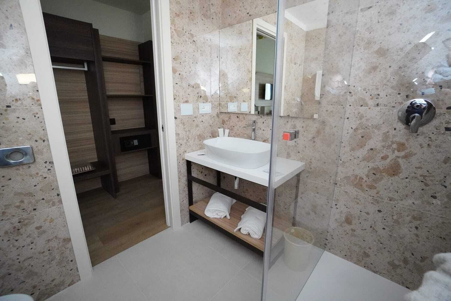 Douche, douche à « effet pluie », sèche-cheveux, bidet