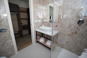 Douche, douche à « effet pluie », sèche-cheveux, bidet