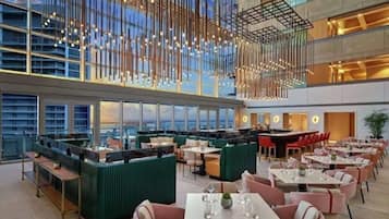 2 restaurantes, se sirve desayuno