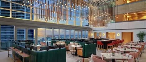 2 restaurantes; se sirven desayunos