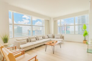 Presidentieel appartement, 2 slaapkamers, balkon, uitzicht op zee | Woonruimte | Een 55-inch smart-tv met kabelzenders, Netflix en streamingdiensten