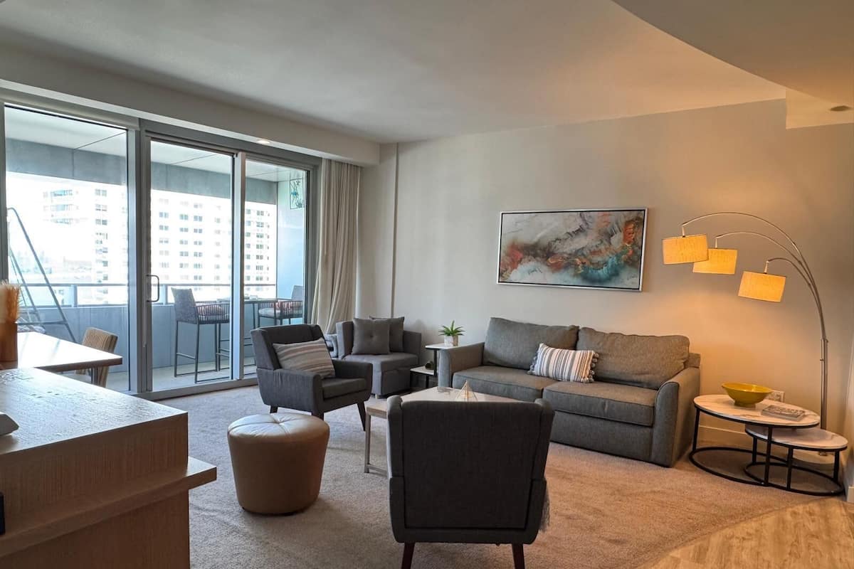 Appartamento Exclusive, 1 camera da letto, balcone, vista oceano | Area soggiorno | Smart TV 55 pollici con canali via cavo, Netflix, servizi in streaming