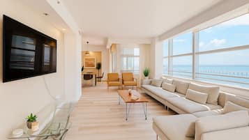 Leilighet – president, 2 soverom, balkong, havutsikt | Oppholdsområde | Smart-TV, Netflix, strømmetjenester og kontorer