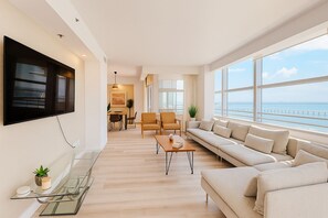 Condo Presidential, 2 phòng ngủ, ban công, quang cảnh biển | Khu phòng khách | Smart TV 55-inch có truyền hình cáp, Netflix, dịch vụ stream 