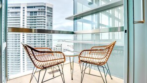 Condo có tầm nhìn toàn cảnh, 1 phòng ngủ, ban công, quang cảnh biển | Ban công