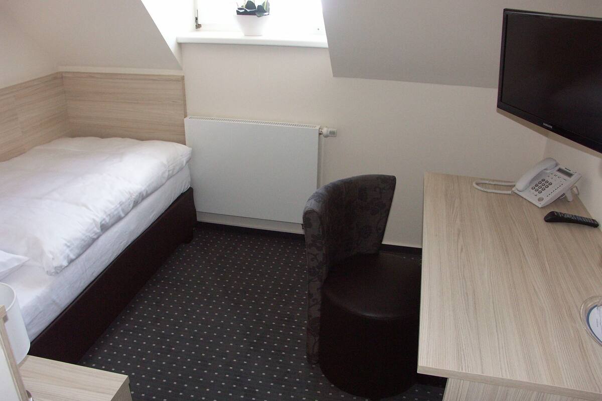Classic Single Room, Non Smoking, City View | Living area