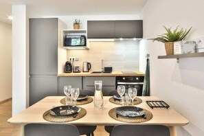 Réfrigérateur, micro-ondes, four, plaque de cuisson