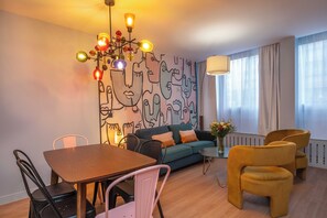 Apartamento Deluxe | Zona de estar | Televisión de 100 cm con canales por cable