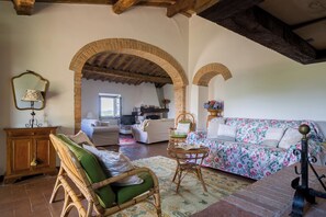 빌라, 언덕 전망 | 거실 공간 | 케이블 채널 시청이 가능한 32인치 평면 TV