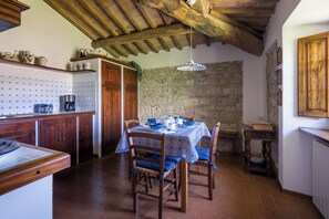 Vila, vista para a colina | Cozinha privada | Geladeira, fogão, cooktop, lava-louças