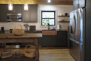 Réfrigérateur, four à micro-ondes, surface de cuisson, lave-vaisselle