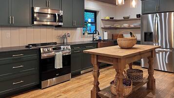 Fridge, microwave, stovetop, dishwasher