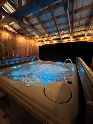 NEW! The Cottage at Whispering Falls: LUXURY & PRIVACY, hot tub, King beds