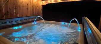 NEW! The Cottage at Whispering Falls: LUXURY & PRIVACY, hot tub, King beds