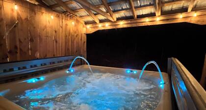 NEW! The Cottage at Whispering Falls: LUXURY & PRIVACY, hot tub, King beds