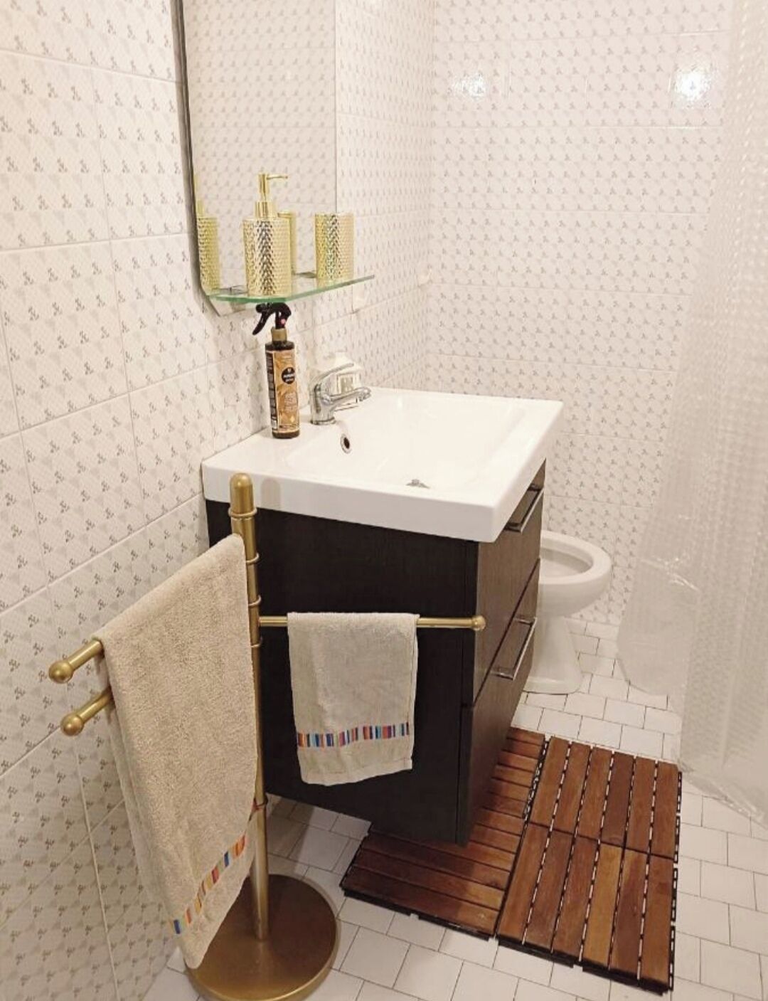 Een douche, een haardroger, een bidet, handdoeken